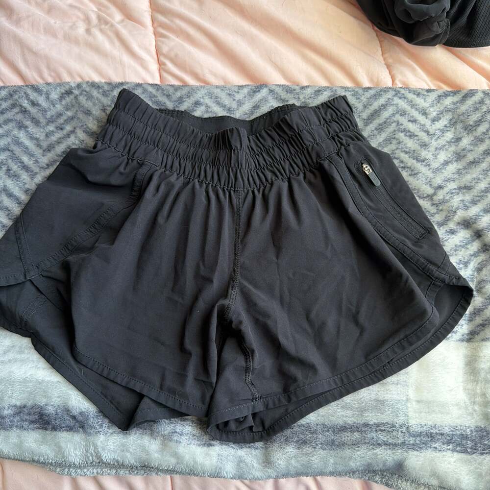 Lululemon Tracker Low-Rise Lined Short 2.5" - Black size 4